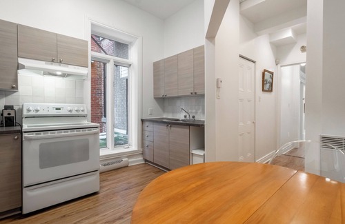 Plateau Mont Royal Apartment | The Cozy Charlie Biddle - WIFI - TV - AC