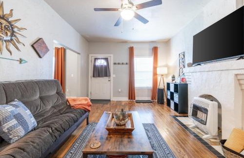 Chickasha House | The Cozy Chickasha, Fiber WIFI, Washer & Dryer, Near DT Chickasha & Leg Lamp!