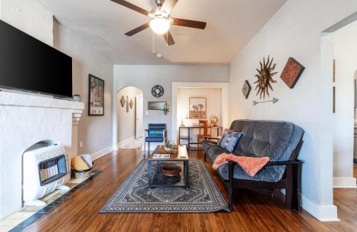 Chickasha House | The Cozy, Fiber Internet, Roku TVs, Washer & Dryer, Near DT Chickasha & Leg Lamp!