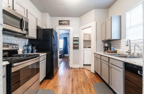 Chickasha House | The Cozy, Fiber Internet, Roku TVs, Washer & Dryer, Near DT Chickasha & Leg Lamp!
