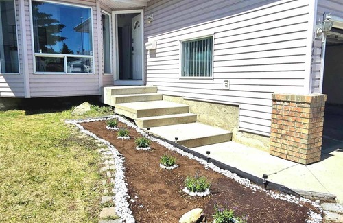 Northwest Calgary House | The Cozy Haven-Entire home in NW area of Calgary|Corporate Party|Family Friendly