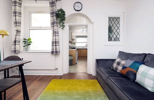 Plasnewydd House | The Cozy Home | 11min Walk to Cardiff Central | Linen + Parking Provided |
