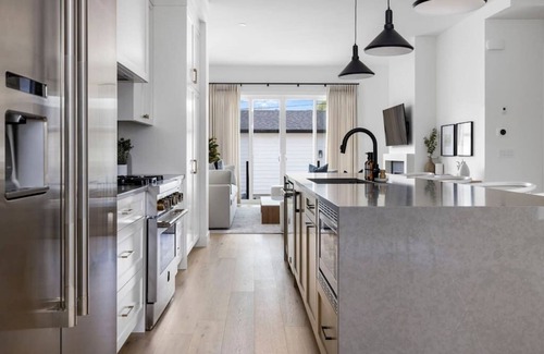 Crescent Heights House | The Crescendo: Luxury Family Home 3 Minutes to DT