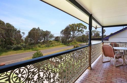 Currarong House | The Crescent at Currarong I Pet Friendly Beachfront
