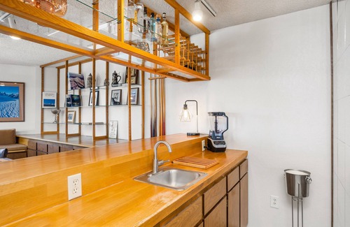Mid-Hillside House | The Crow's Nest Luxury Lookout Above Anchorage