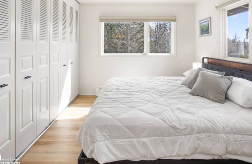 Mid-Hillside House | The Crow's Nest Luxury Lookout Above Anchorage