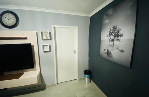 Bezuidenhout Valley Apartment | The Curve Apartments Unit 2