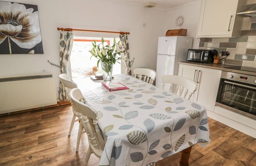 Newton Stewart Cottage | THE DAIRY, pet friendly, with a garden in Newton Stewart