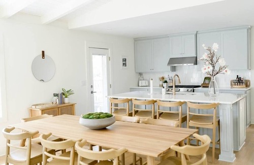 Saint Simons Island House | The Davis: Spacious SSI Retreat Near Beach - Sleeps 14 w/Private Guest Cottage