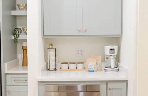 Saint Simons Island House | The Davis: Spacious SSI Retreat Near Beach - Sleeps 14 w/Private Guest Cottage
