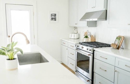 Saint Simons Island House | The Davis: Spacious SSI Retreat Near Beach - Sleeps 14 w/Private Guest Cottage