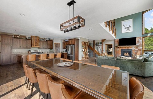 Deadwood Apartment | The Deadwood Lookout-Sleeps 22