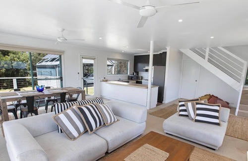 Metung House | The deck is perfect for afternoon dining, a glass of wine and a food platter