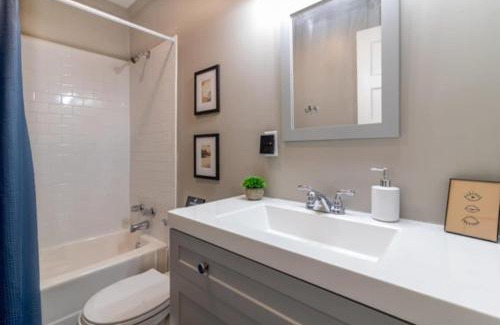 Columbus House | The Delightful Doubles- Unit B- Centrally Located