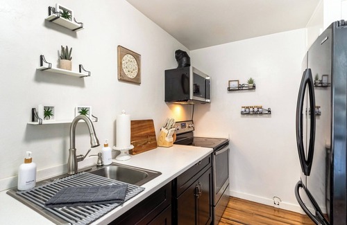 Joshua Tree Cottage | The Desert Rose Cottage with WiFi, AC in charming Joshua Tree