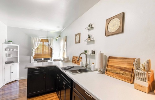 Joshua Tree Cottage | The Desert Rose Cottage with WiFi, AC in charming Joshua Tree