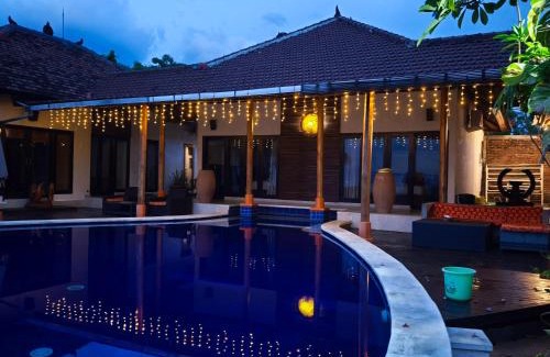 Kalibukbuk Villa | The Dharma Lovina - Mountain, Sea & Sunset View - Private Villa w Starlink - 5br