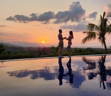 Kalibukbuk Villa | The Dharma Lovina - Mountain, Sea & Sunset View - Private Villa w Starlink - 5br