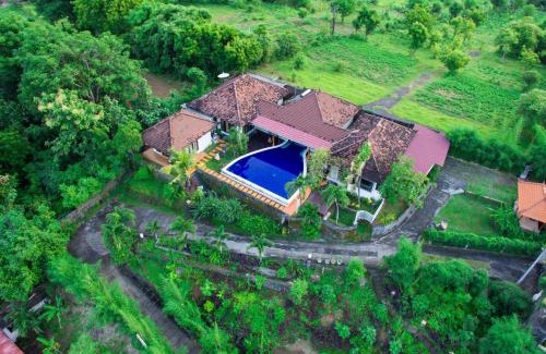 Kalibukbuk Villa | The Dharma Lovina - Mountain, Sea & Sunset View - Private Villa w Starlink - 5br