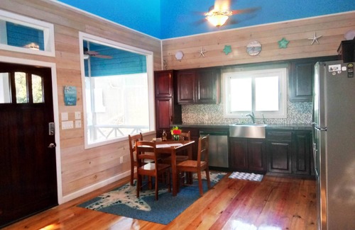 Isla de Utila House | The Dolphin House - A Serenity Beach Cottage