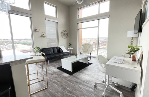 Cedars Apartment | The Downtown Charmer w/ a beautiful VIEW!