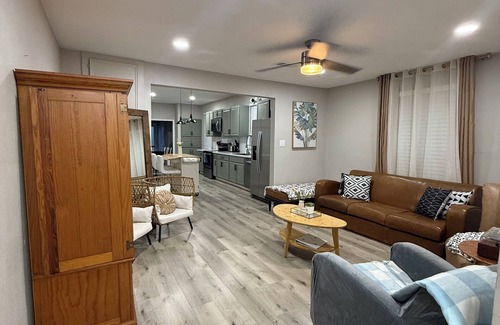 Brenham Cottage | The Dragonfly at Brenham - Steps from downtown