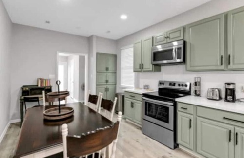 Brenham Cottage | The Dragonfly at Brenham - Steps from downtown