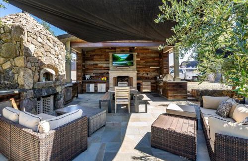 Healdsburg House | The Dragonfly- Complimentary Wine Tasting At Croix Included!