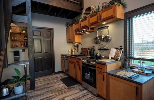 Decorah House | The Driftless Blue Villa | Hot Tub & Fireplace | Close to Downtown