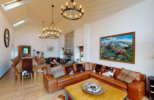 Grantown-on-Spey House | The Eagle's Nest - large house with hot tub and sauna