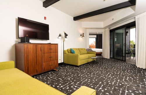 Charlevoix Hotel | The Earl