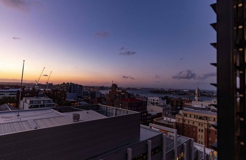 Newcastle Apartment | The Echo - studio apartment overlooking Newcastle CBD