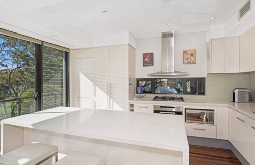 Avoca Beach Apartment | The Edge - 3 Min Flat Walk to Beach & Cafes