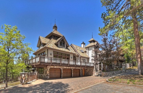 Big Bear Lake Cabin | The Edgewood Mansion by Destination Big Bear: Big Bear Lakes Finest Estate on Nearly 2 Acres! HOT TUB! Close to Bear Mtn & Snow Summit!