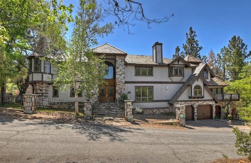 Big Bear Lake Cabin | The Edgewood Mansion by Destination Big Bear: Big Bear Lakes Finest Estate on Nearly 2 Acres! HOT TUB! Close to Bear Mtn & Snow Summit!
