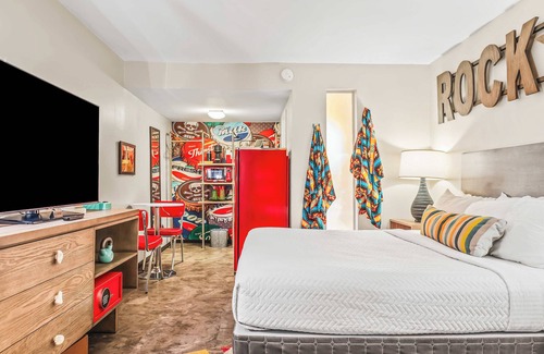 Downtown Phoenix Hotel | The Egyptian - Retro Modern Motel - Room 201