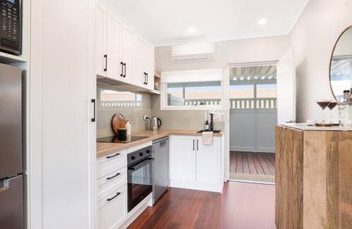 Christies Beach Apartment | The Elements l Air l 4 Stunning Apartments each with Private Outdoor Dining l Walk to the Beach l Event Friendly l Wifi l Netflix l Outdoor Shower l Communal BBQ Pavilion and Lawn Area l