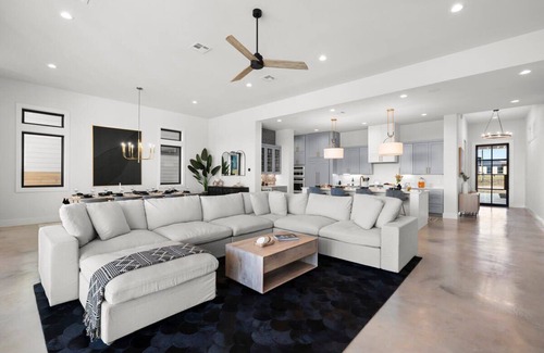 Kingsland House | The Enclave | Kid's Play Zone | Game Room | Infinity Pool + Spa | 9 Mi to Winery