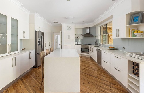 Bobs Farm House | The Entertainer's Estate with Pool