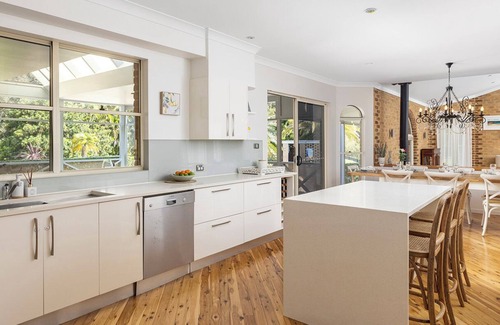 Bobs Farm House | The Entertainer's Estate with Pool