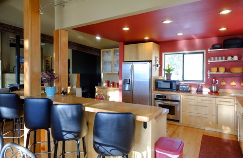 West Hills House | The Executive Lodge up in the West Hills and is 2 miles from downtown Bend.