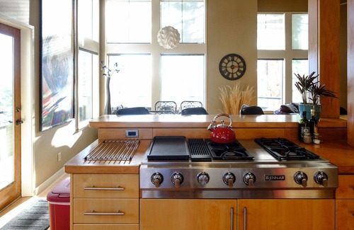 West Hills House | The Executive Lodge up in the West Hills and is 2 miles from downtown Bend.
