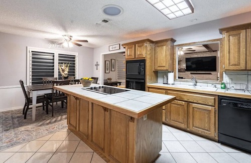 Lubbock House | The Fairview - 3BR/2BA - Pool & Hot Tub - Central