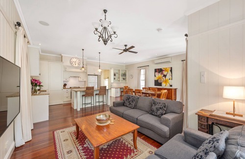 Wooloowin House | The Family Getaway ~ 3 Bed/2 Bath/1Car ~ Wooloowin