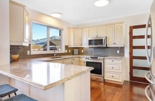 East Kootenay House | The Family Getaway: Relaxation with Pool & Hot Tub
