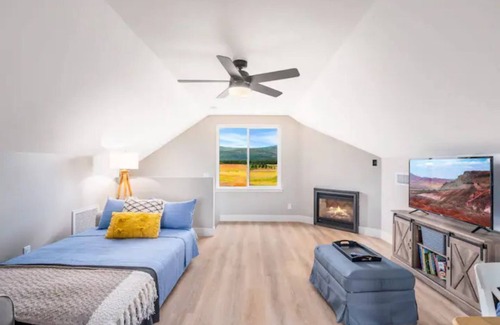 Fort Valley House | The Farmhouse at Humphreys Peak-Relax with a view!