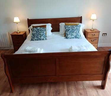 Kilmuckridge Bed & Breakfast | The Feathered Nest Apartment at The Cracked Hen