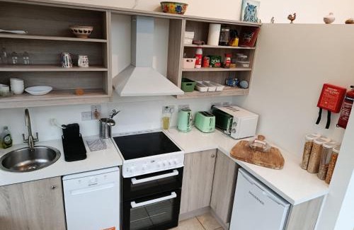 Kilmuckridge Bed & Breakfast | The Feathered Nest Apartment at The Cracked Hen