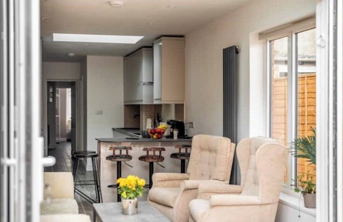 Southall Broadway House | The Fijian Lady's Home (S) – Luxury Home with Garden