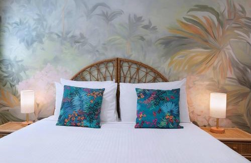 Bulimba Apartment | The Fish Bowl - Vibrant Riverside Escape with Pool